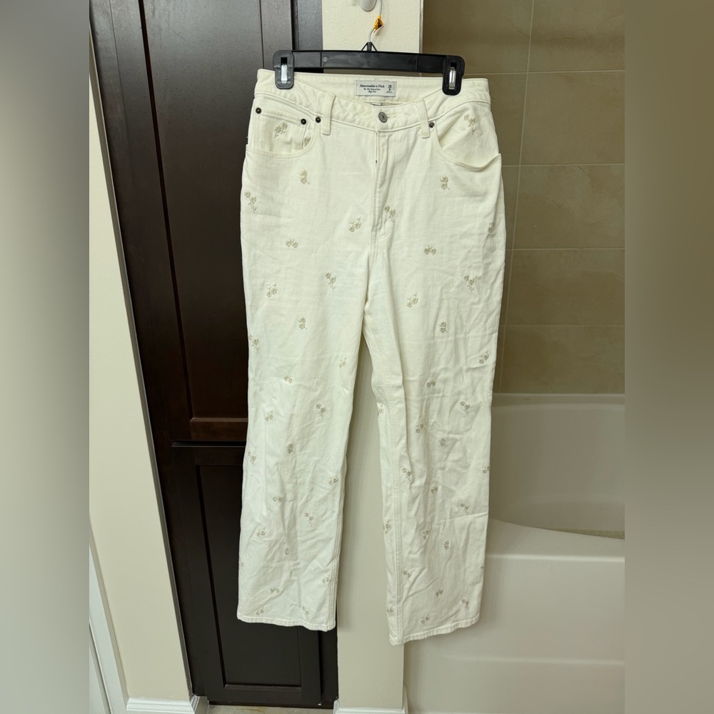 Abercrombie & Fitch White 90s Relaxed Jean Curve Love
